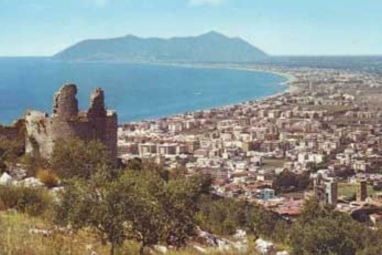 Art Deco City Center Near The Beach! Terracina Bagian luar foto