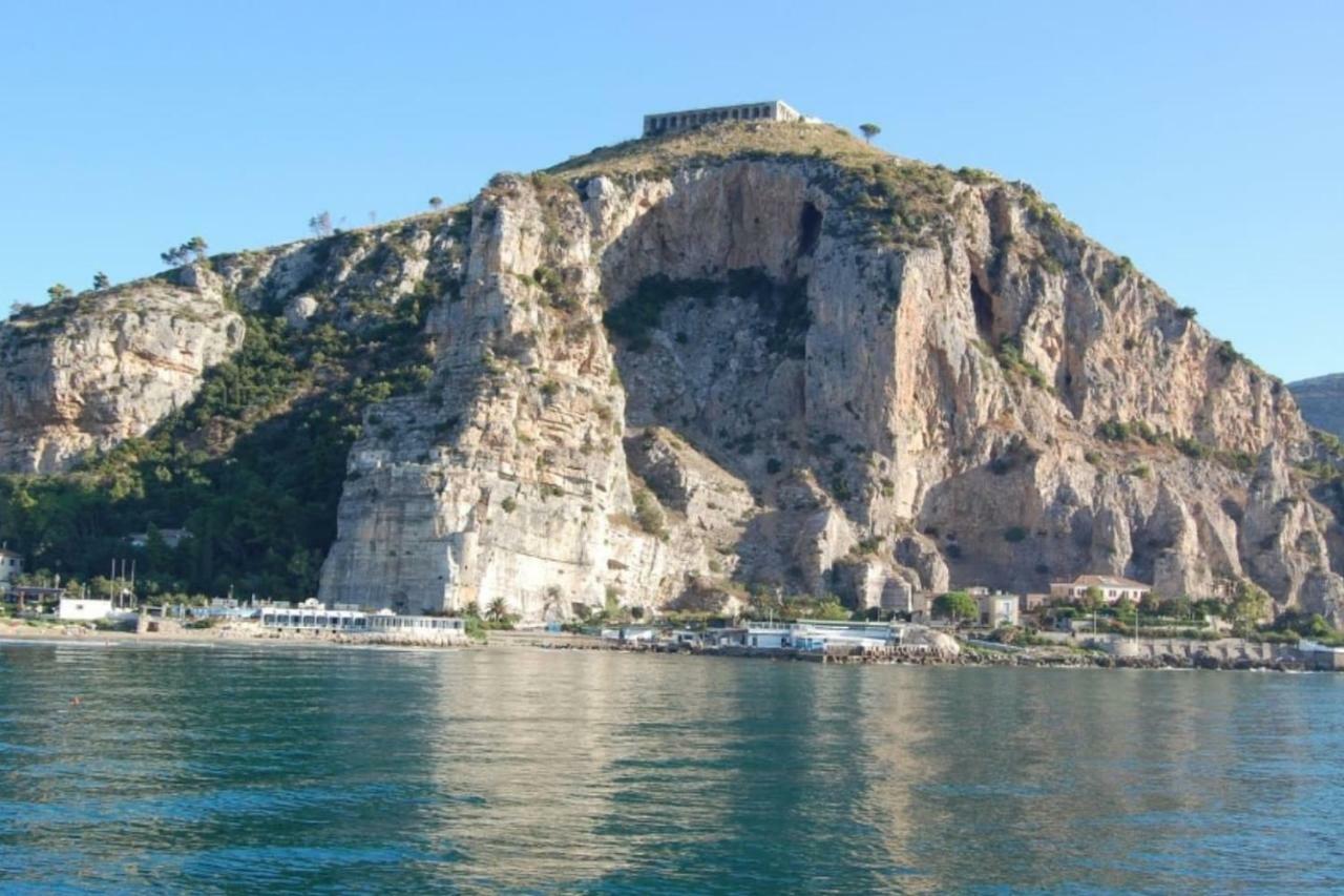 Art Deco City Center Near The Beach! Terracina Bagian luar foto
