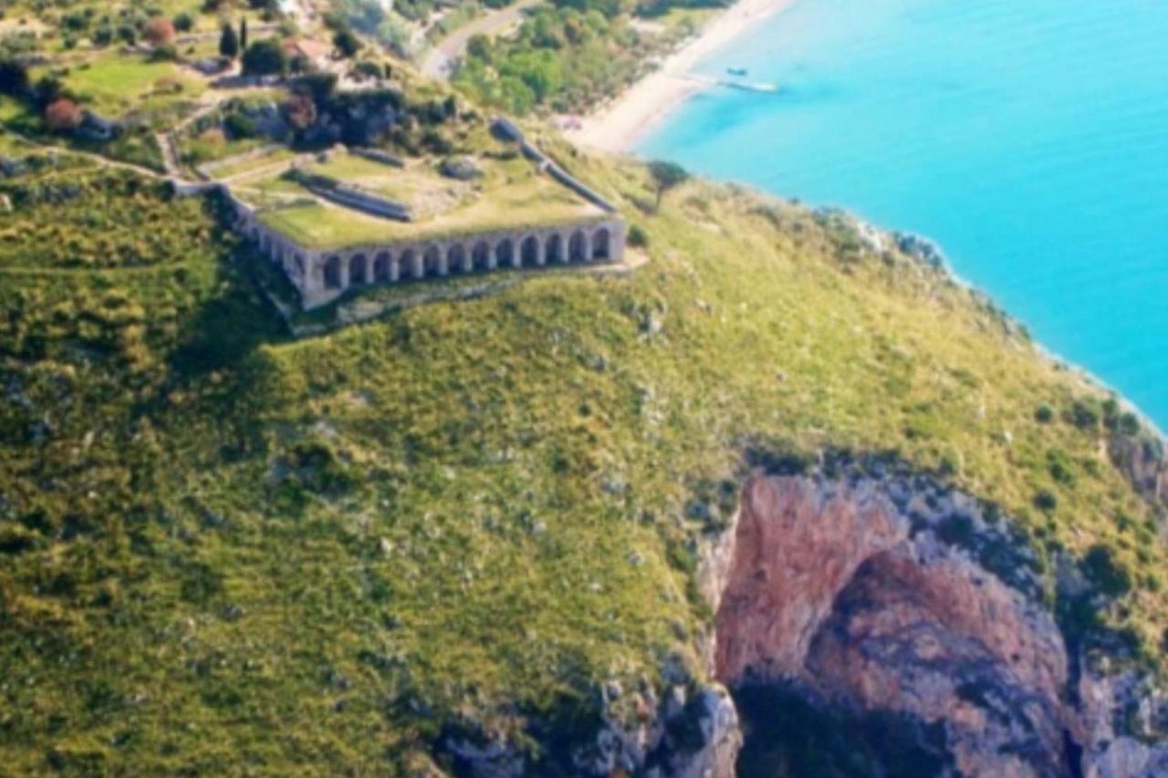 Art Deco City Center Near The Beach! Terracina Bagian luar foto